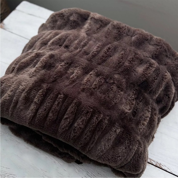 RARE Pottery Barn Ruched Faux Fur Throw Blanket 50x60 Mocha Chocolate Brown Bear - Picture 7 of 12
